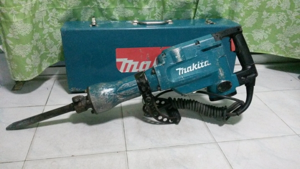 เครื่องสกัดคอนกรีตไฟฟ้า มากิต้า hm1306 สภาพพร้อมใช้งานครับ