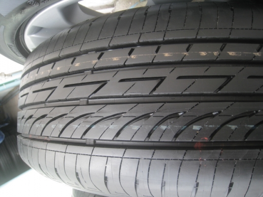 ขายล้อแม็กป้ายแดง nissan juke 17"x7" et45 5รู114.3 พร้อมยาง bridgestone turanza gr-90 215/55r 17 ยางผลิตสัปดาห์ที่48,2 เส้นและ49,2เส้น ปี13 ริ้วและสีที่หน้ายางยังมีเห็นชัดเจน2 เส้นครับ อีก2เส้นเห็นบ้างเล็กน้อยครับ  nissan teana ใส่ได้เลยครับ สนใ