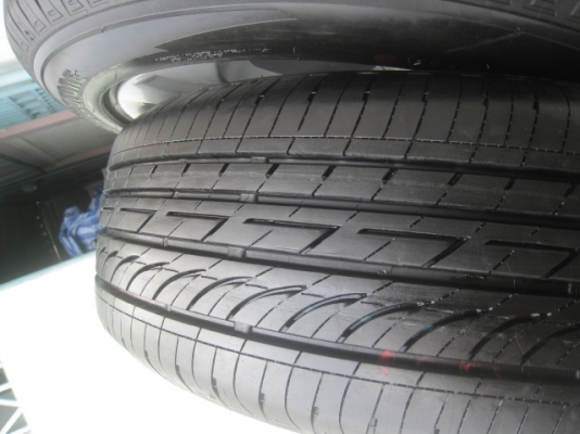 ขายล้อแม็กป้ายแดง nissan juke 17"x7" et45 5รู114.3 พร้อมยาง bridgestone turanza gr-90 215/55r 17 ยางผลิตสัปดาห์ที่48,2 เส้นและ49,2เส้น ปี13 ริ้วและสีที่หน้ายางยังมีเห็นชัดเจน2 เส้นครับ อีก2เส้นเห็นบ้างเล็กน้อยครับ  nissan teana ใส่ได้เลยครับ สนใ