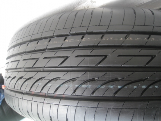 ขายล้อแม็กป้ายแดง nissan juke 17"x7" et45 5รู114.3 พร้อมยาง bridgestone turanza gr-90 215/55r 17 ยางผลิตสัปดาห์ที่48,2 เส้นและ49,2เส้น ปี13 ริ้วและสีที่หน้ายางยังมีเห็นชัดเจน2 เส้นครับ อีก2เส้นเห็นบ้างเล็กน้อยครับ  nissan teana ใส่ได้เลยครับ สนใ