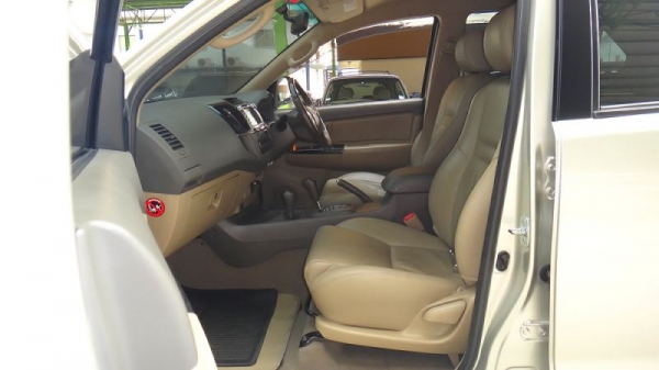 TOYOTA FORTUNER 3.0  AT 4WD ปี 2012