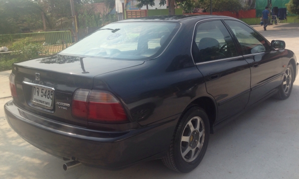 HONDA ACCORD VTi-E 2.2 AT ปี 39 รถสวยจัดภายนอกสีสันบางเดิม เครื่องยนต์แห้งแรงดีติดตั้งแก๊ส LPG ลงเล่มครบพร้อมโอนประหยัดสุดๆ ภายในเก๋งเบาะหุ้มหนัง CD MP3 แอร์  พ.เพาเวอร์ ก.ไฟฟ้า ช่วงล่างแน่น ล้อแม็กครบครัน ยางสภาพดี 70\% พร้อมใช้งาน เอกสารทะเบียนครบพร้อมโอ