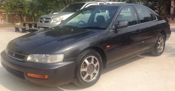 HONDA ACCORD VTi-E 2.2 AT ปี 39 รถสวยจัดภายนอกสีสันบางเดิม เครื่องยนต์แห้งแรงดีติดตั้งแก๊ส LPG ลงเล่มครบพร้อมโอนประหยัดสุดๆ ภายในเก๋งเบาะหุ้มหนัง CD MP3 แอร์  พ.เพาเวอร์ ก.ไฟฟ้า ช่วงล่างแน่น ล้อแม็กครบครัน ยางสภาพดี 70\% พร้อมใช้งาน เอกสารทะเบียนครบพร้อมโอ