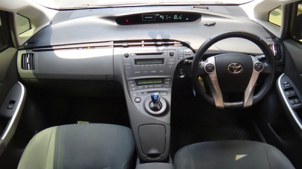 TOYOTA PRIUS Hybrid 1.8 AT ปี 2011