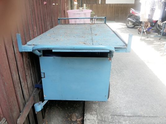 รถเข็นพร้อมร่ม