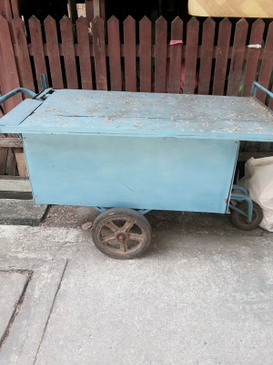 รถเข็นพร้อมร่ม