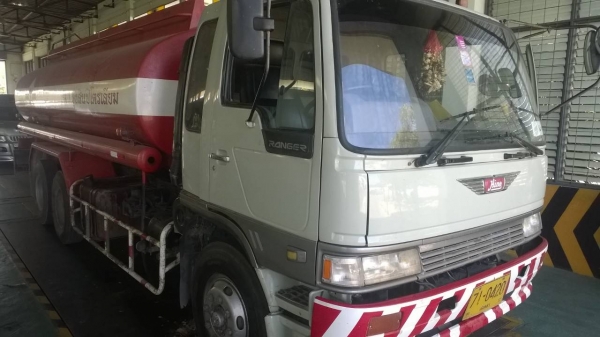 10ล้อบรรทุกน้ำมัน HINO FL3HNLA โหลดล่างแล้ว 5ช่อง 15000ล.