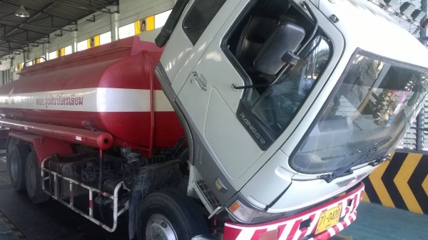 10ล้อบรรทุกน้ำมัน HINO FL3HNLA โหลดล่างแล้ว 5ช่อง 15000ล. 10ล้อบรรทุกน้ำมัน HINO FL3HNLA โหลดล่างแล้ว 5ช่อง 15000ล.