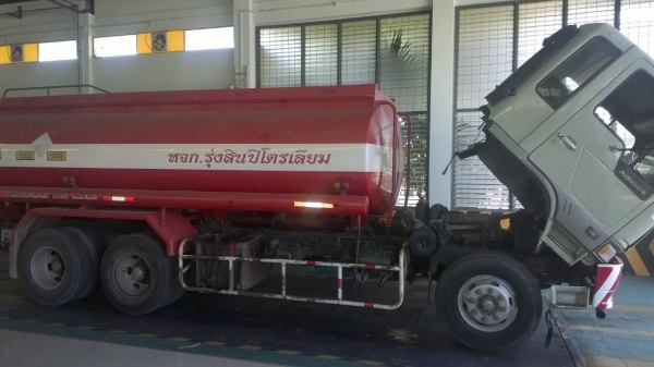 10ล้อบรรทุกน้ำมัน HINO FL3HNLA โหลดล่างแล้ว 5ช่อง 15000ล. 10ล้อบรรทุกน้ำมัน HINO FL3HNLA โหลดล่างแล้ว 5ช่อง 15000ล.