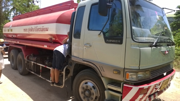 10ล้อบรรทุกน้ำมัน HINO FL3HNLA โหลดล่างแล้ว 5ช่อง 15000ล. 10ล้อบรรทุกน้ำมัน HINO FL3HNLA โหลดล่างแล้ว 5ช่อง 15000ล.