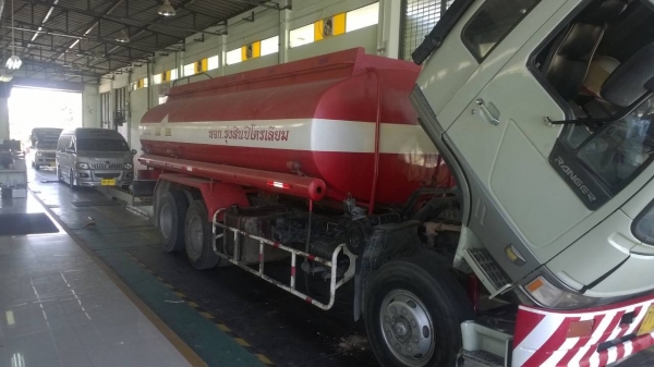 10ล้อบรรทุกน้ำมัน HINO FL3HNLA โหลดล่างแล้ว 5ช่อง 15000ล. 10ล้อบรรทุกน้ำมัน HINO FL3HNLA โหลดล่างแล้ว 5ช่อง 15000ล.