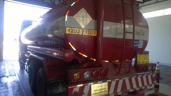 10ล้อบรรทุกน้ำมัน HINO FL3HNLA โหลดล่างแล้ว 5ช่อง 15000ล. 10ล้อบรรทุกน้ำมัน HINO FL3HNLA โหลดล่างแล้ว 5ช่อง 15000ล.