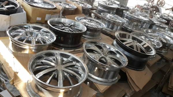 แม็กขอบ 20 x 8.5  6รู139  สวยๆ  1ชุด แม็กมือสอง สภาพมือหนึ่ง