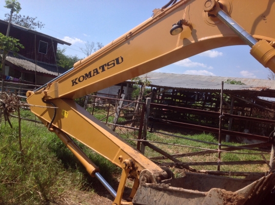 รถขุด KOMATSU PC200-3 รถเก่าญี่ปุ่น รถสวยเนี๊ยบ ชอบราคาเท่าไรต่อรองกันได้ครับ.
