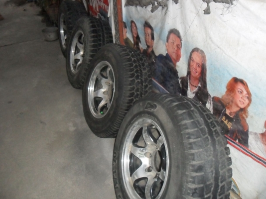 ล้อแม็ก 15นิ้ว 6รู ยาง235/70R15ปี08 สวยๆ 4 ล้อ ราคา 4400 บาท