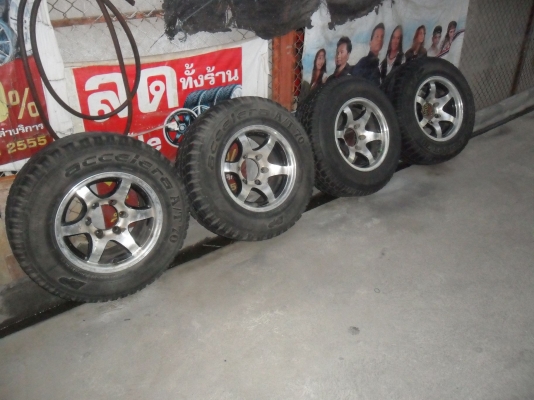 ล้อแม็ก 15นิ้ว 6รู ยาง235/70R15ปี08 สวยๆ 4 ล้อ ราคา 4400 บาท