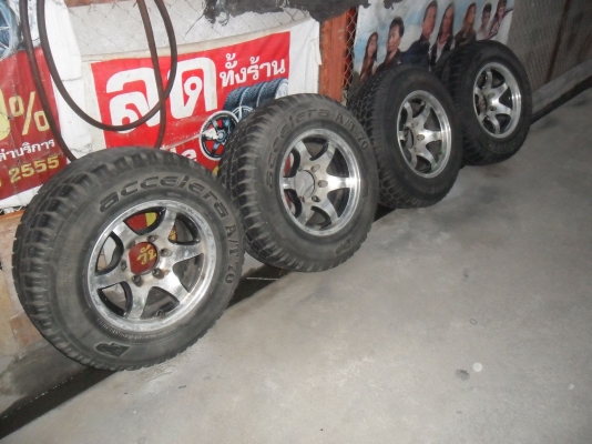 ล้อแม็ก 15นิ้ว 6รู ยาง235/70R15ปี08 สวยๆ 4 ล้อ ราคา 4400 บาท