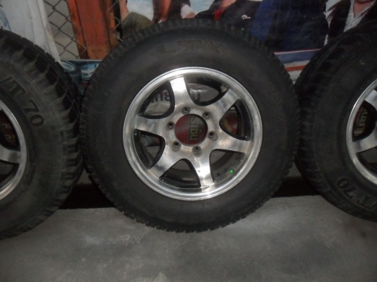 ล้อแม็ก 15นิ้ว 6รู ยาง235/70R15ปี08 สวยๆ 4 ล้อ ราคา 4400 บาท