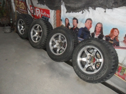 ล้อแม็ก 15นิ้ว 6รู ยาง235/70R15ปี08 สวยๆ 4 ล้อ ราคา 4400 บาท