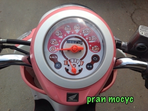 ขายรถมอเตอร์ไซค์มือสองHonda scoopy-iสีชมพูขาว ปี2556