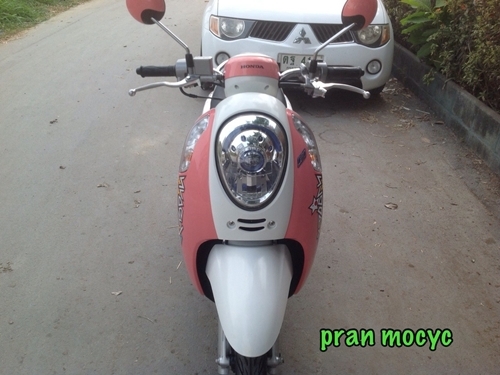 ขายรถมอเตอร์ไซค์มือสองHonda scoopy-iสีชมพูขาว ปี2556