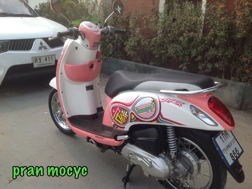 ขายรถมอเตอร์ไซค์มือสองHonda scoopy-iสีชมพูขาว ปี2556