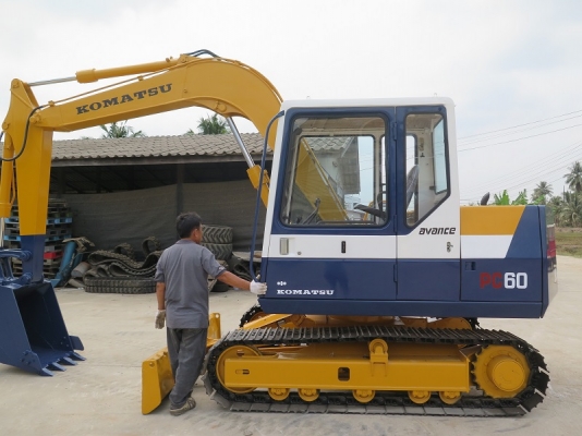 รถขุด แบคโฮล KOMATSU PC60-6 นำเข้า มือสองจากญี่ปุ่นแท้ๆ