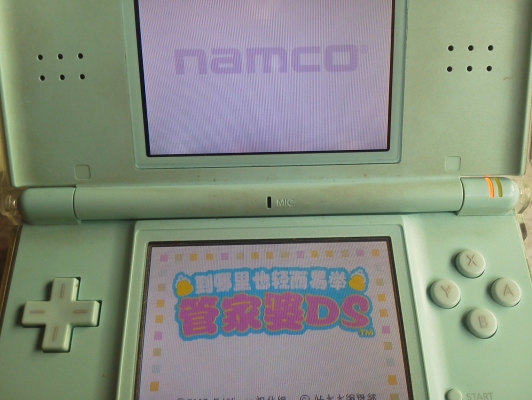 เครื่องเล่นเกมแบบพกพา nintendo ds lite พร้อมติดครอบใสตัวเครื่อง เล่นได้เลยมีเกมให้มาเยอะมีตัวสายชาร์ทให้ เครื่องเล่นเกมแบบพกพา nintendo ds lite พร้อมติดครอบใสตัวเครื่อง เล่นได้เลยมีเกมให้มาเยอะมีตัวสายชาร์ทให้
