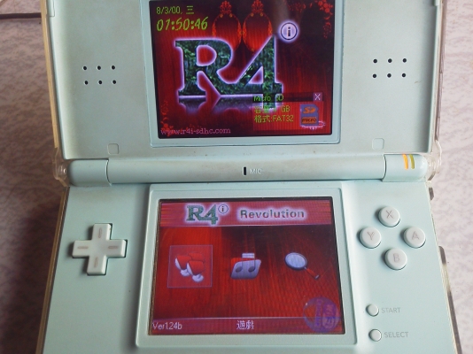 เครื่องเล่นเกมแบบพกพา nintendo ds lite พร้อมติดครอบใสตัวเครื่อง เล่นได้เลยมีเกมให้มาเยอะมีตัวสายชาร์ทให้