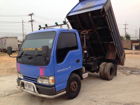 6ล้อดั้มอีซูซุNKR(รถห้าง)