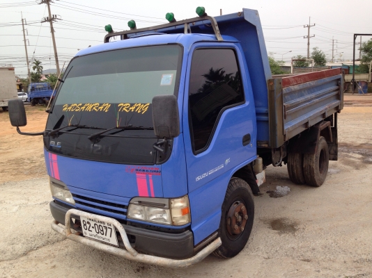 6ล้อดั้มอีซูซุNKR(รถห้าง)