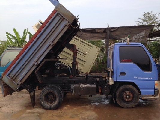 6ล้อดั้มอีซูซุNKR(รถห้าง)