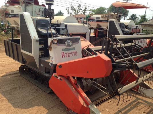 ขายรถเกี่ยวข้าวkubota  dc 60 plus