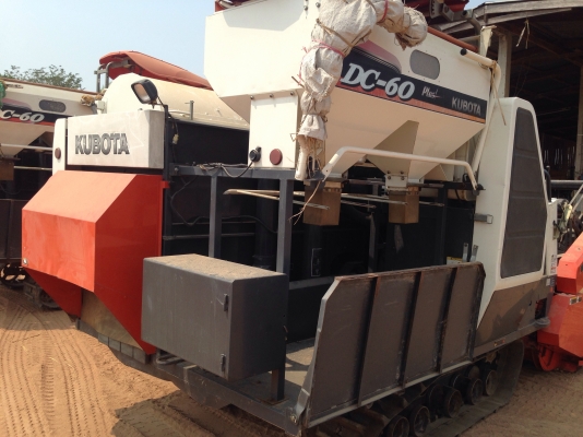 ขายรถเกี่ยวข้าวkubota  dc 60 plus