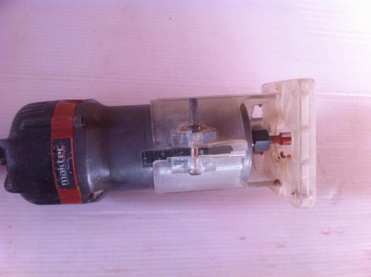 เครื่องเซาะร่องไม้(Router) 1/4 นิ้ว Maktec รุ่น MT370 (460w.)