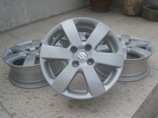 ขายล้อแม็ก suzuki swift 15"x5.5" et45 4 รู 100 ทำสีใหม่ สีเงิน ไม่มีซ่อมครับ vios, yaris, fiesta, mazda2 ใส่แทนล้อกะทะได้เลยครับ  สนใจติดต่อเล็กคลองสามครับ (081-3747940)