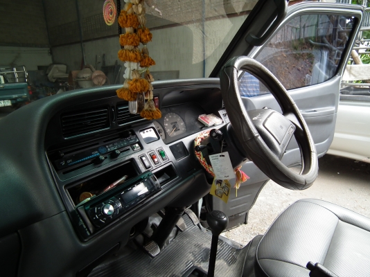 ขายรถตู้หัวจรวจ12ที่นั่งบางๆมือเดียวพร้อมใช้2500cc.