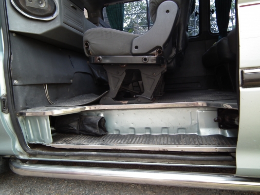 ขายรถตู้หัวจรวจ12ที่นั่งบางๆมือเดียวพร้อมใช้2500cc.