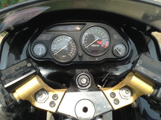 ธารนนทบุรี//ขาย kawasaki zzr1100 ปี96 สวยๆของแต่งพอมี เครื่องสมบูรณ์ระบบไฟสมบูรณ์มากๆครับ ราคา 89,000 บาท สำเนาทะเบียน