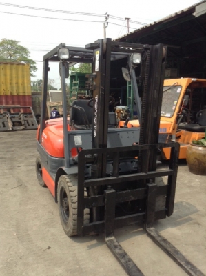 ++++ขายรถโฟล์คลิฟท์  TOYOTA 6FD25  เครื่องยนต์ดีเซล  เกียร์ธรรมดา  เสา 3 เมตร  งา 1,070  มม.  ยางตัน  *** ราคาพิเศษ  สภาพดีพร้อมใช้งาน  รายละเอียดคุยได้ครับ ***