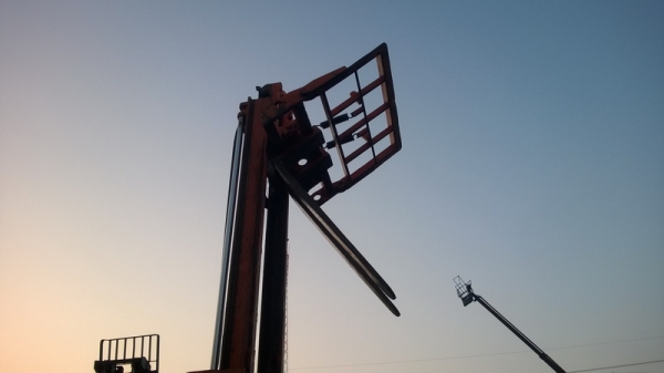 รถยกโตโยต้ารุ่น 5 ยก 2.5 ตัน เสาสูง 4 เมตร เครื่องดีเซล เกียร์ธรรมดา งาเทได้