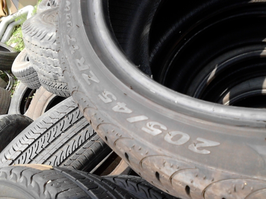 205/45R17 PIRALLI  PZERO NERO   มี  2 เส้น สภาพใหม่ หนา ไม่เคยรั่ว TEL.081-427-3941