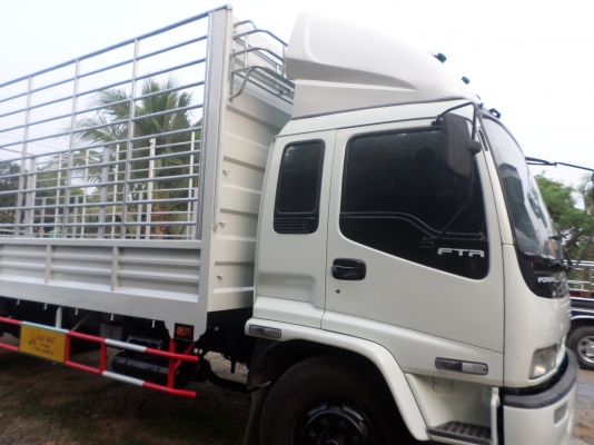 6 ล้อใหญ่  อีซูซุ  FTR  200 แรง  ยูโร 2  กระบะคอกเหล็กรั้วสูง 10 เส้น สภาพใหม่ ยาว 7.2 เมตร