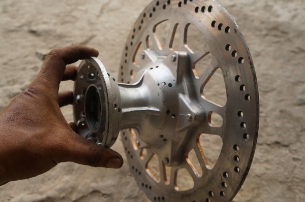 ขายดุมล้อหน้า สวยๆ ทรงหลอดด้าย อันใหญ่ สำหรับล้อโต