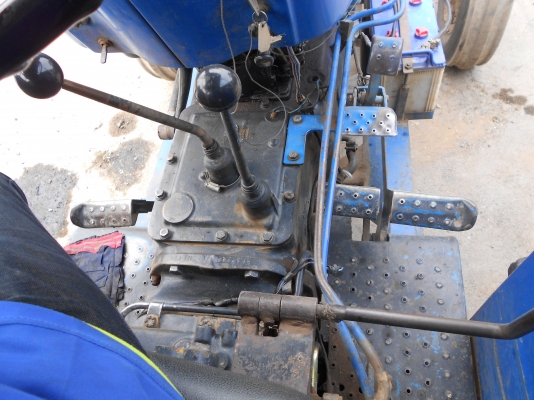 ขายรถแทรกเตอร์ FORD 6610 (เสื้อลาย) เพลาเดียวพร้อมอุปกรณ์ 2 ชิ้น ขายรถแทรกเตอร์ FORD 6610 (เสื้อลาย) เพลาเดียวพร้อมอุปกรณ์ 2 ชิ้น