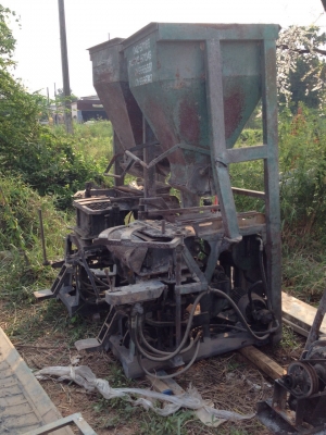 เครื่องอัดอิฐบล๊อกแบบ ไฮดรอลิก 4 ก้อน ครบชุด มอเตอร์3สาย เครื่องละ1xxxxx