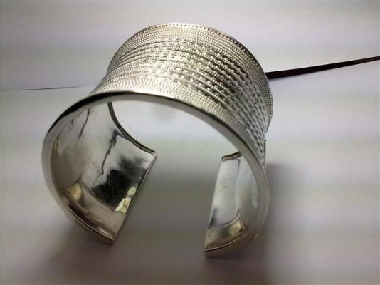 ขายกำไลเงินอันใหญ่ราคาเบาๆ