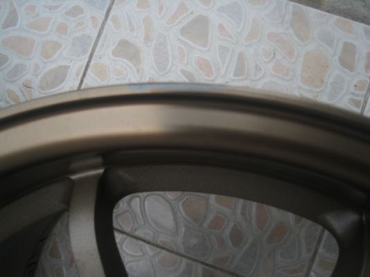 ขายล้อแม็กมือสอง CE28 งานssw สีน้ำตาลก้านยิงทราย ขอบชา 15"x8" et28 4รู100 มีรอยเบียดบางๆ 2วง สีเดิม ขายทั้งชุด 8,500 บาทครับ พร้อมใส่ถ่วง สนใจติดต่อเล็กคลองสามครับ 081-3747940