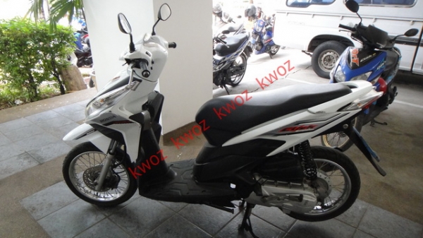 ขาย Honda click 110i.  ปี 2552  Combi Brake  สี ขาว - ดำ