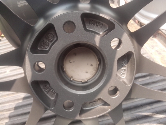 ขายเเม๊ก 19 นิ้ว กว้าง 8.5 เก็บสีเเล้ว ครับเเม๊กแท้ AUDI อย่างสวยครับ